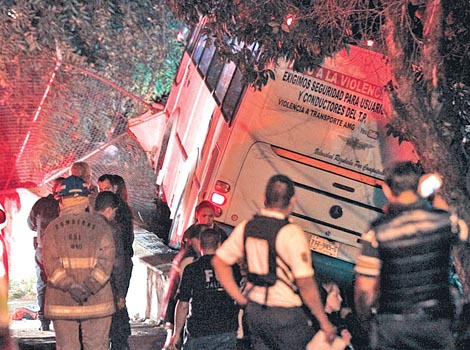 El accidente se registró la noche del lunes afuera de una primaria en Lomas del Paraíso.