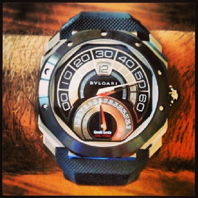 En la imagen sin título, el Mayito Gordo presumía de un reloj de la marca de lujo Bvlgari.