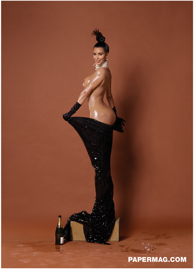 Kim Kardashian lució sus senos.