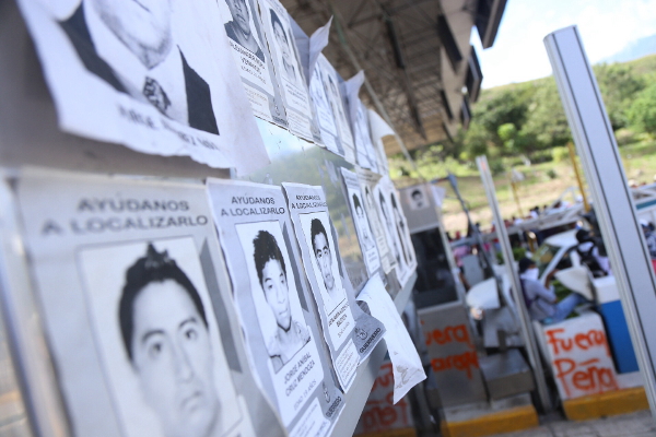 Este miércoles, normalistas tomaron casetas de peaje rumbo al puerto de Acapulco solicitando 50 pesos de cooperación para dejar pasar a los automovili