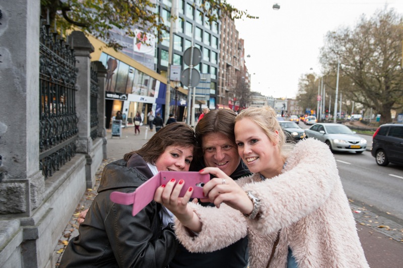 Miguel Herrera se toma una 'selfie' con una seguidora en Holanda 