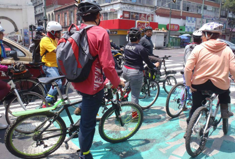 Organizaciones y especialistas propusieron al gobierno capitalino seis acciones para beneficiar a ciclistas y peatones.