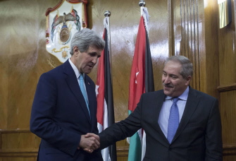 El secretario de Estado de EU, John Kerry (i) estrecha la mano del canciller jordano, Naser Judeh, hoy en Ammán