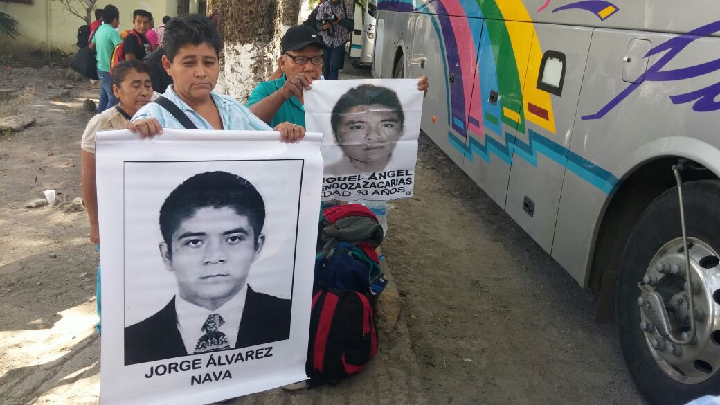 Seis papás van acompañados de 150 normalistas. 