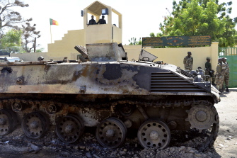 Un tanque de Boko Haram, destruido por soldados cameruneses, frente a la base de Amchide, en el norte de Camerún, a un km de Nigeria 