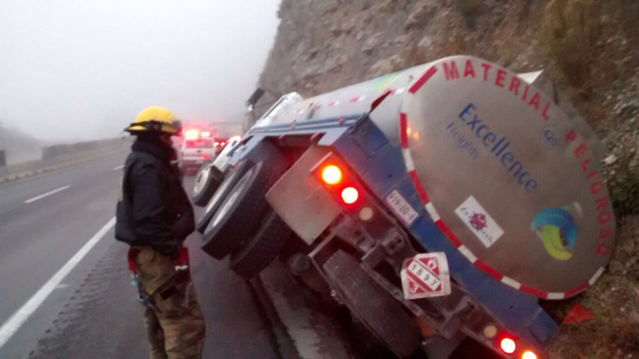 Autoridades exhortan a conducir a baja velocidad y con luces prendidas. 