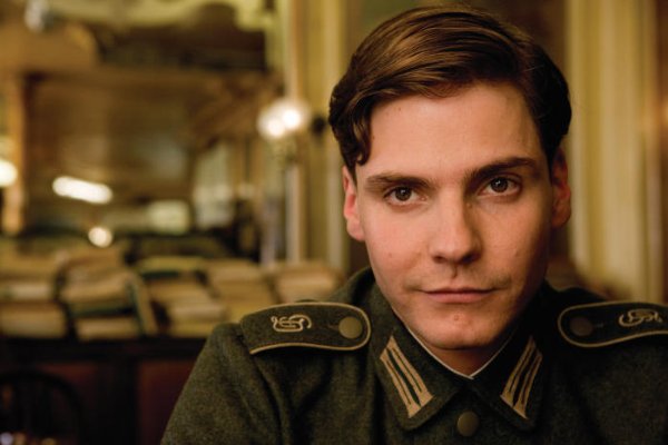 Daniel Brühl será parte de la tercera cinta de 'El Capitán América 3'. 