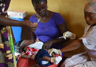 Un niño es vacunado durante una visita al doctor en el Kuntorloh Community Health Centre, en las afueras de Freetown, capital de Sierra Leona 