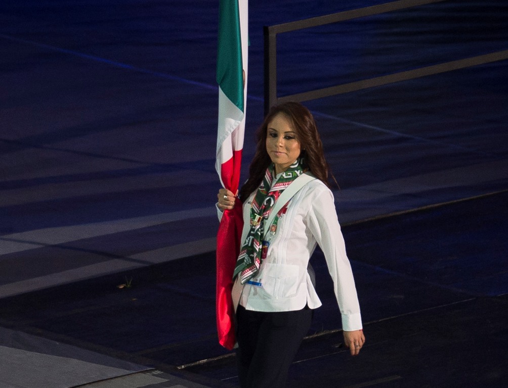 Paola Longoria apareció como abanderada de México 