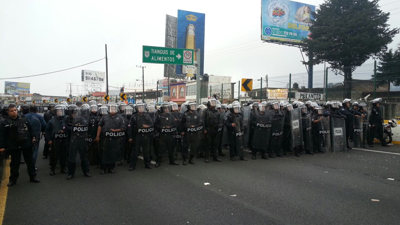 Policías antimotines llegaron a ese tramo de la autopista México-Cuernavaca.
