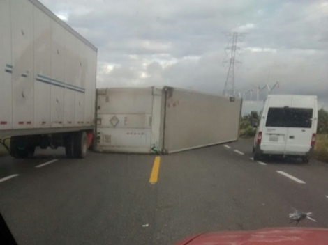 Vuelcan cuatro tráilers con carga pesada por los fuertes vientos en la carretera La Ventoda. Hay 30 vehículos varados entre pipas y camiones de doble 