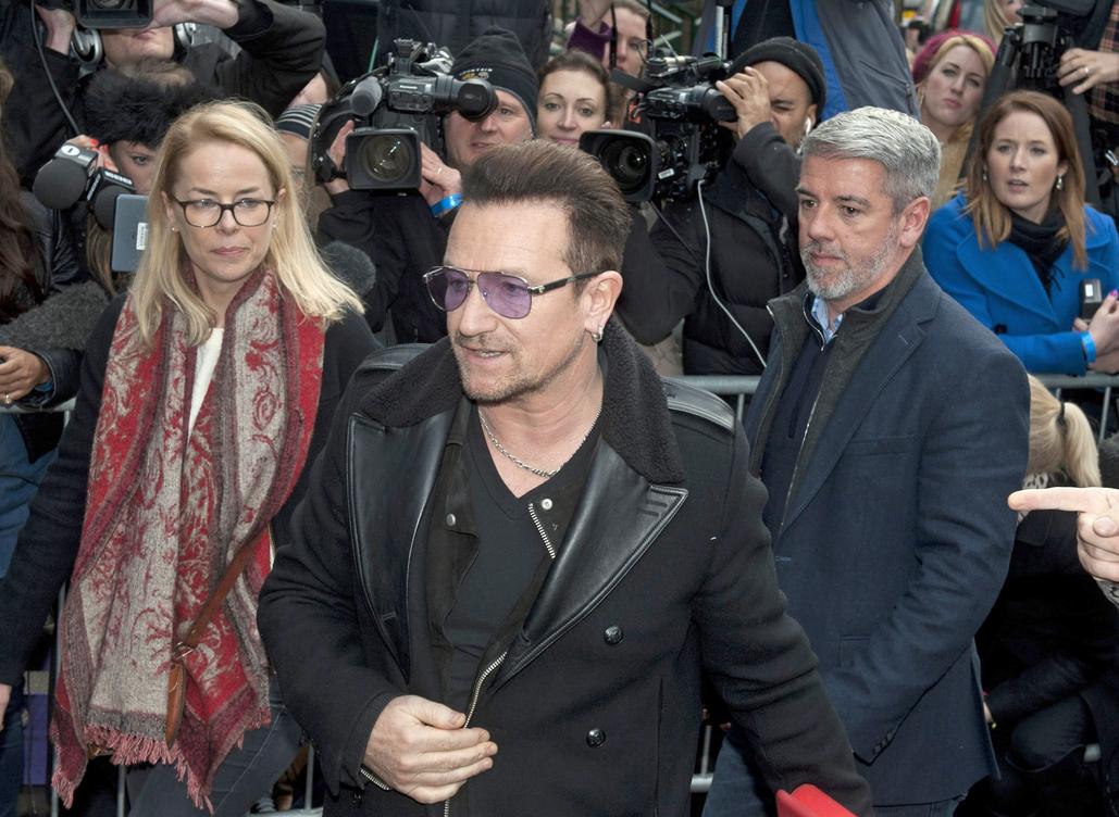 Bono fue captada a su llegada al lugar dondegrabó la  nueva versión del sencillo "Do they know it's Christmas?". 