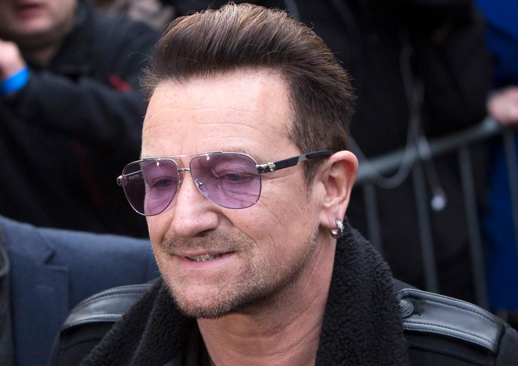 Bono fue una de las personalidades más ovacionadas en su arribo. 