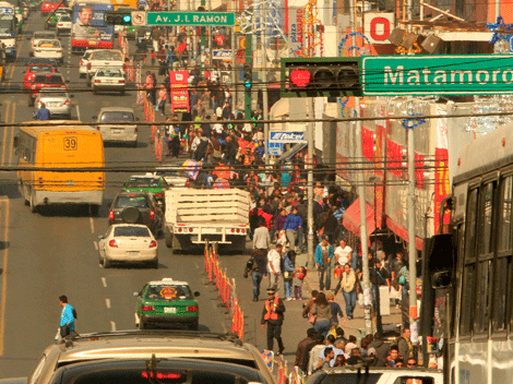 Se habilitó un carril de la avenida Juárez como banqueta provisional.
