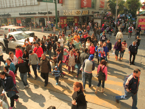 Miles de personas acudieron a las tiendas en busca de promociones.