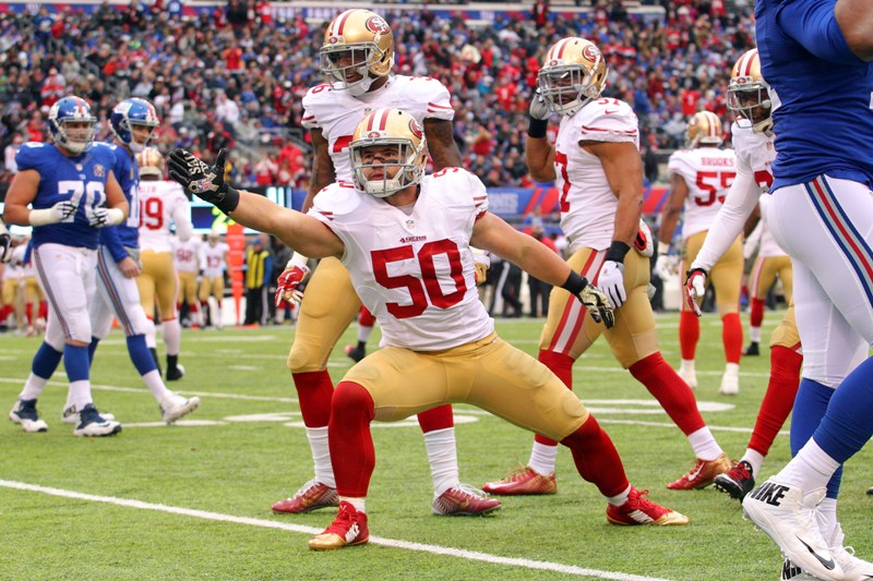  Chris Borland celebra el triunfo  de su equipo 