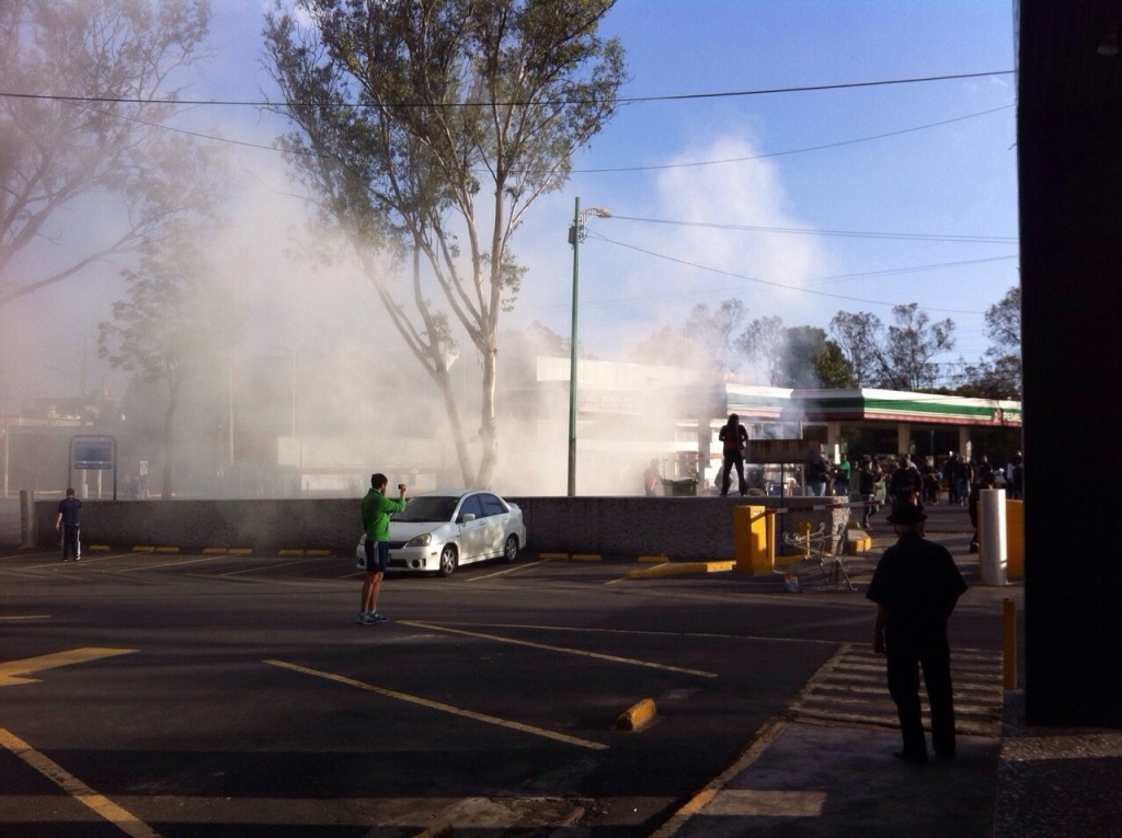 Los encapuchados prendieron fuego a unos botes metálicos que obtuvieron de la gasolinera.