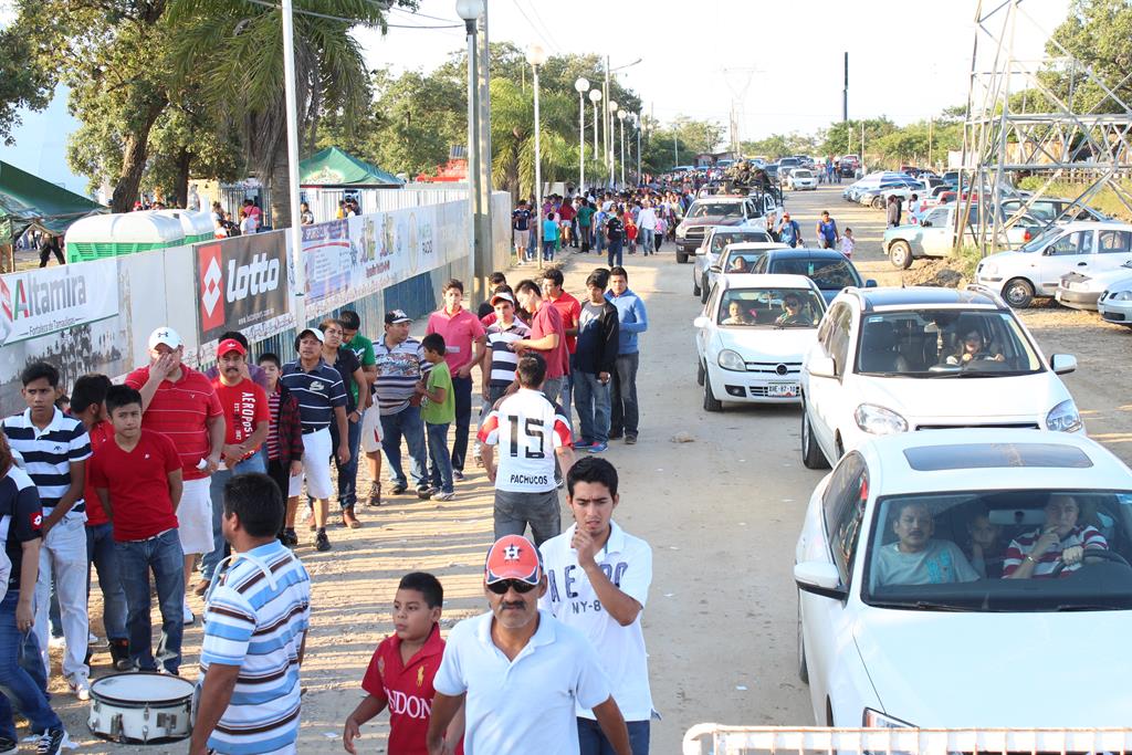 Largas filas se hicieron para asistir al partido entre Estudiantes de Altamira y Coras de Tepic.