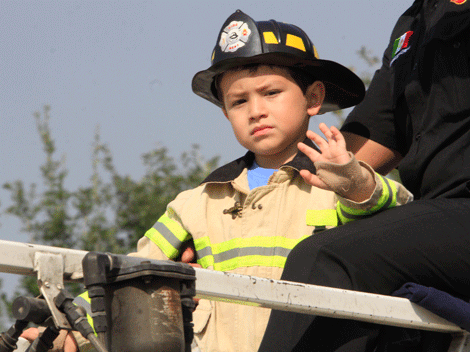 Un pequeño se vistió de bombero.