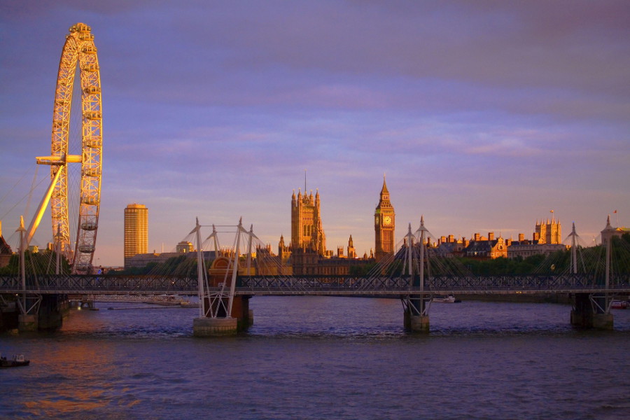 Vista de la ciudad de Londres con el Ojo de Londres, el Big Ben, el Parlamento y el Puente de Hungerford.