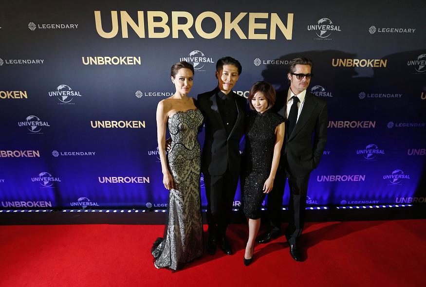 Angelina Jolie, el músico Miyavi, su esposa Melody Ishihara y Brad Pitt en el estreno de la cinta.