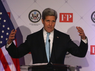 John Kerry, durante su intervención hoy sobre Oriente Medio en un foro de política exterior en el hotel Four Seasons, de Washington