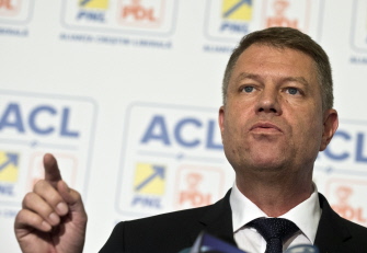 Klaus Iohannis, candidato presidencial de la oposición, se dirige a los medios en Bucarest tras conocer su victoria electoral
