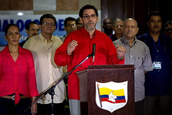 El comandante guerrillero Pastor Alape en conferencia de prensa en La Habana.
