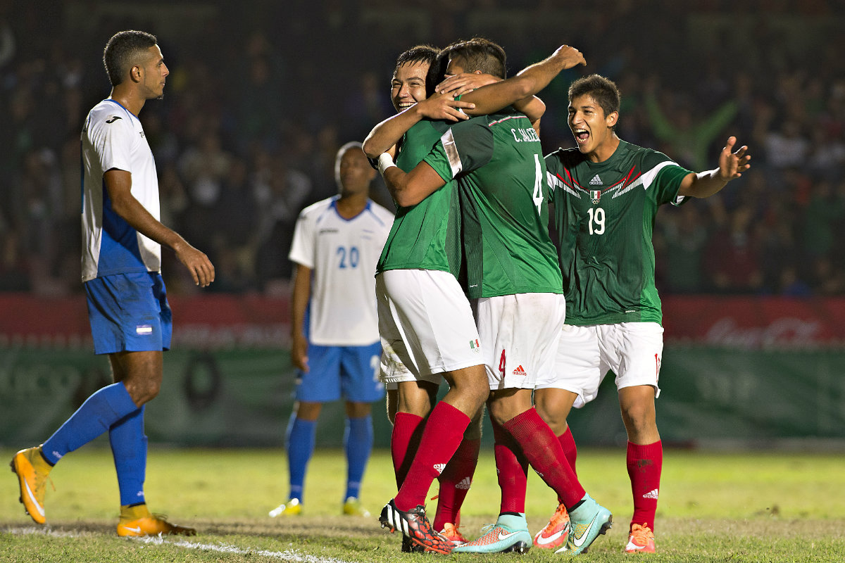 Los jugadores celebran una anotación 