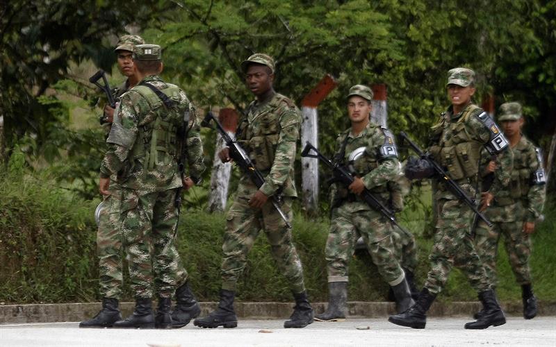 Soldados patrullan las calles de Quibdó, en el departamento de Chocó, en un operativo de seguridad tras el secuestro del general Alzate 