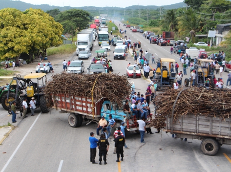 A temprana hora manifestantes atravesaron tres camiones cargados con 12 toneladas de caña y maquinaria para obstruir el paso sobre la carretera federa
