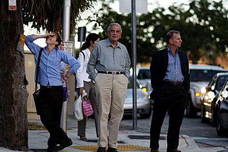 Tomás Pedro Regalado (c), alcalde republicano de Miami, es una de las personalidades que apoya la reforma migratoria
