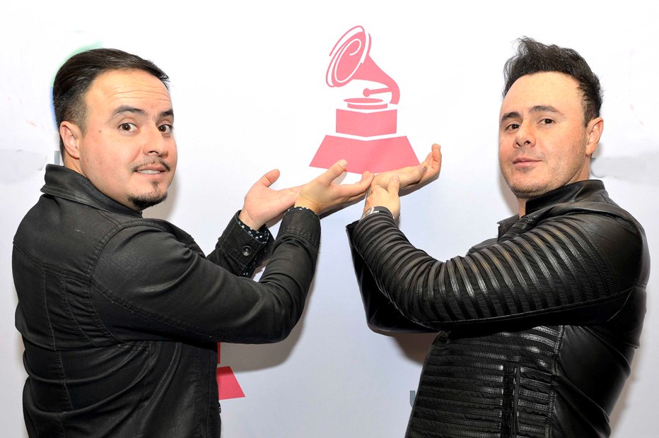 El dueto colaborará con La Original Banda el Limón sobre el escenario. 