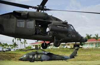 Un helicóptero de la fuerza aérea de Colombia despega en una base militar de Quibdo, en el departamento del Chocó