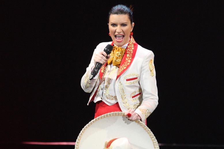 La cantante apareció vestida con traje charro.