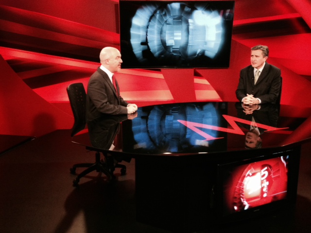 El ombudsman Luis Raúl González Pérez durante "En 15" con Carlos Puig. 