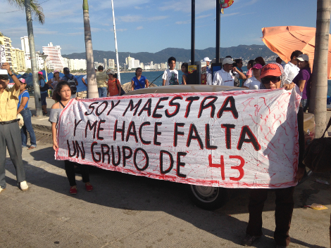 Alrededor de 300 personas marcharon por la costera Miguel Alemán por los 43 normalistas.