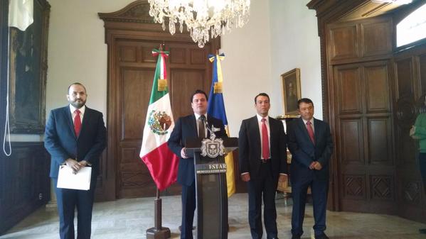 Ricardo Villanueva (izq) buscará una candidatura en las elecciones de 2015