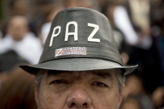 Un participante en la marcha por la paz, hoy en Bogotá
