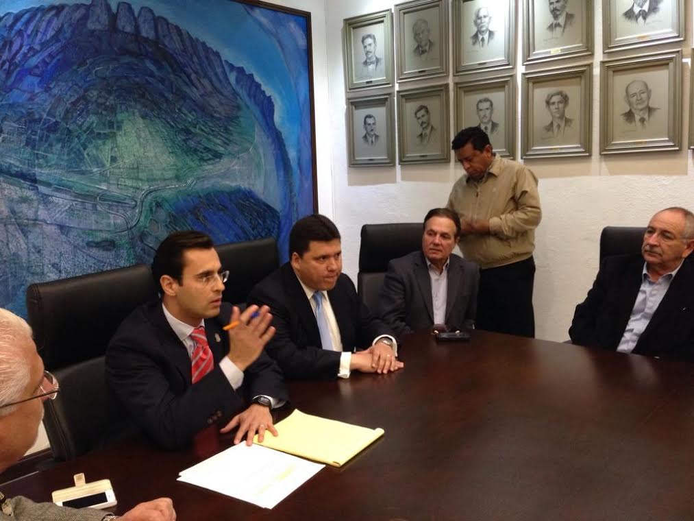 Los vecinos preocupados por el cambio de uso de suelo en la residencia del ex alcalde Mauricio Fernández Garza acudieron este miércoles al Palacio.