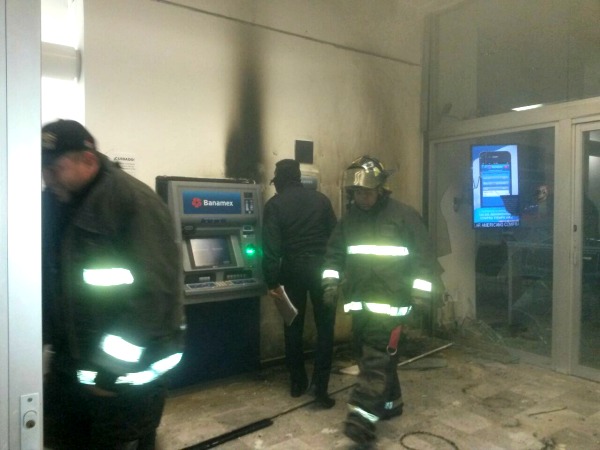 Bomberos de Naucalpan llegaron a dos sucursales de los bancos Banamex y Scotiabank en la Mega Comercial Mexicana San Mateo, en Naucalpan, donde se reg