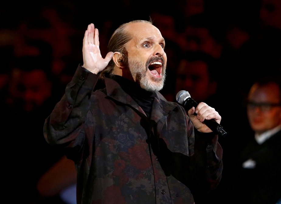 Bosé se presentó en los Grammy Latinos, junto a Pepe Aguilar, con quien colaboró en el 'MTV Unplugged' del mexicano. 