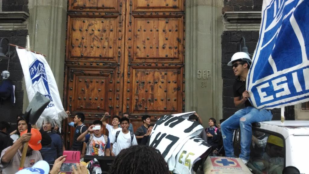 Estudiantes del IPN llegan a las instalaciones de la Secretaría de Educación Pública.