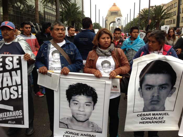 Familiares de los normalistas están presentes en la marcha. 