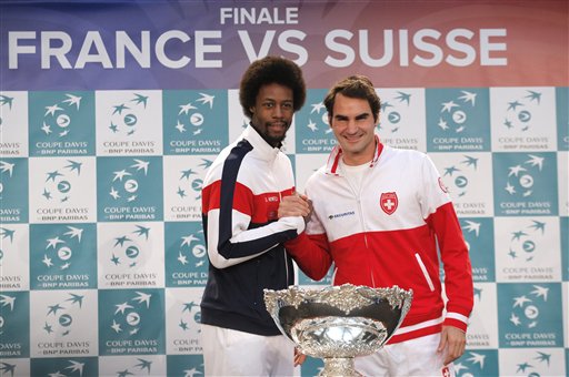 Federer y Monfis posan con la Copa 