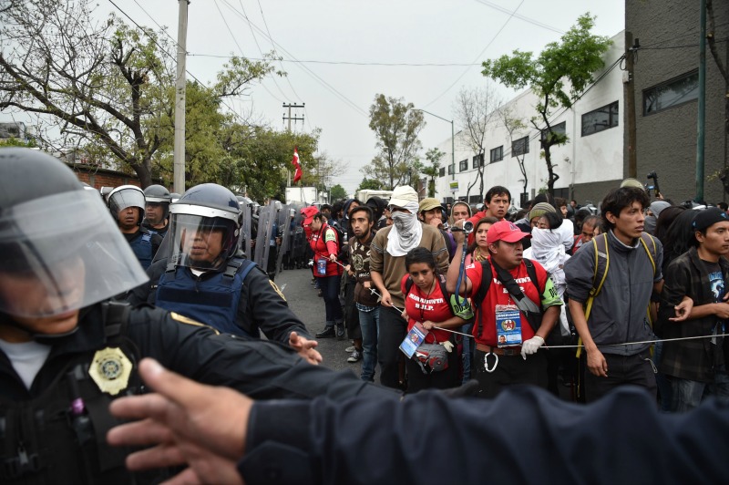 Los granaderos los escoltan para evitar que causen más desorden durante su camino hacia el Centro de la ciudad.
