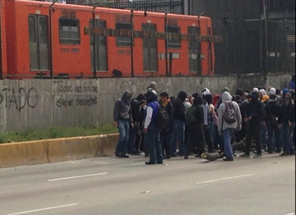 Un grupo de 250 encapuchados salió del Metro Oceanía para avanzar por los carriles laterales del Circuito Interior rumbo al Aeropuerto Internacional d