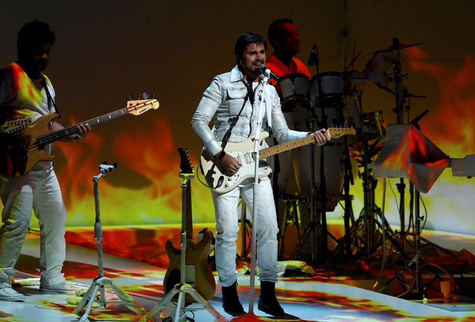 Juanes encendió al público con un popurrí de éxitos que incluyó "La Luz" y "La camisa negra", entre otros. 
