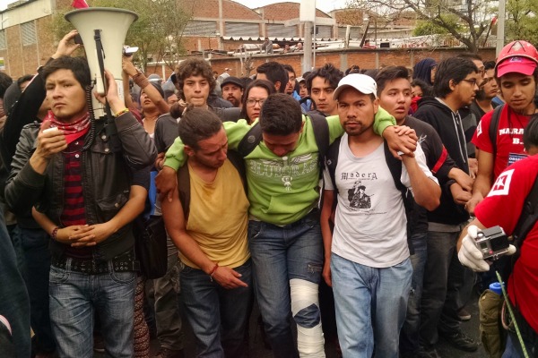 Los manifestantes fueron encapsulados tras el enfrentamiento; hay al menos 15 detenidos.
