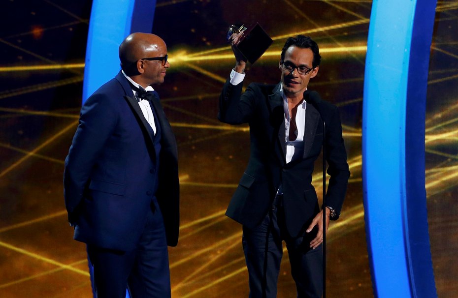 Marc Anthony en el escenario, junto al productor Sergio George, tras recibir el Grammy Latino a Mejor Álbum Salsa. 